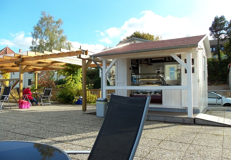 Verkaufshaus für die Terrasse mit Softeismaschine, Kaffeemaschine und Kuchentheke, © Tortenmarie Photo