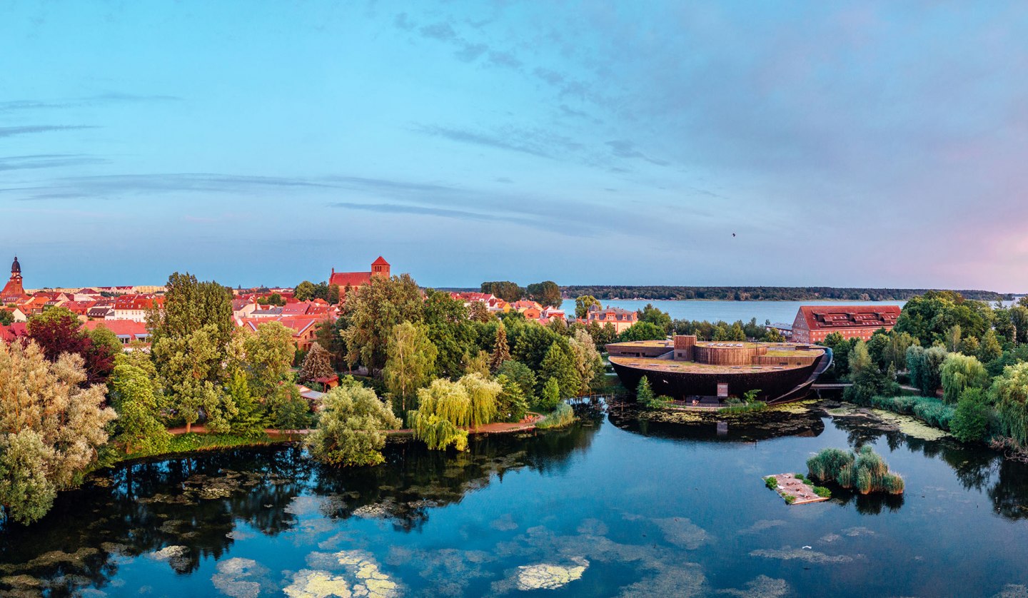 Das Müritzeum liegt am Rand der Altstadt von Waren am idyllischen Herrensee, © Felix Gänsicke