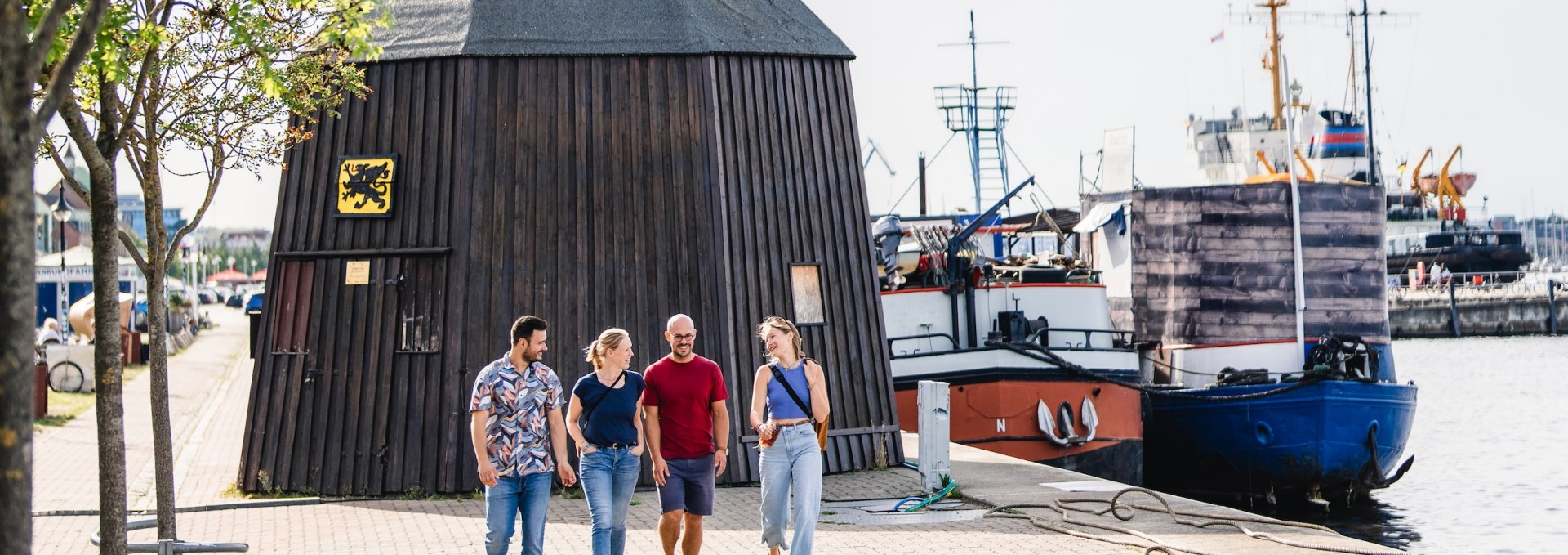 Die Kaikante wird von alten Werftkränen geschmückt. Dieser hier stammt aus der Anfangszeit der Hanse und wurde durch eine Tretmühle mit reiner Muskelkraft betrieben! Heute säumen moderne Restaurants den Hafen., © TMV/Gross