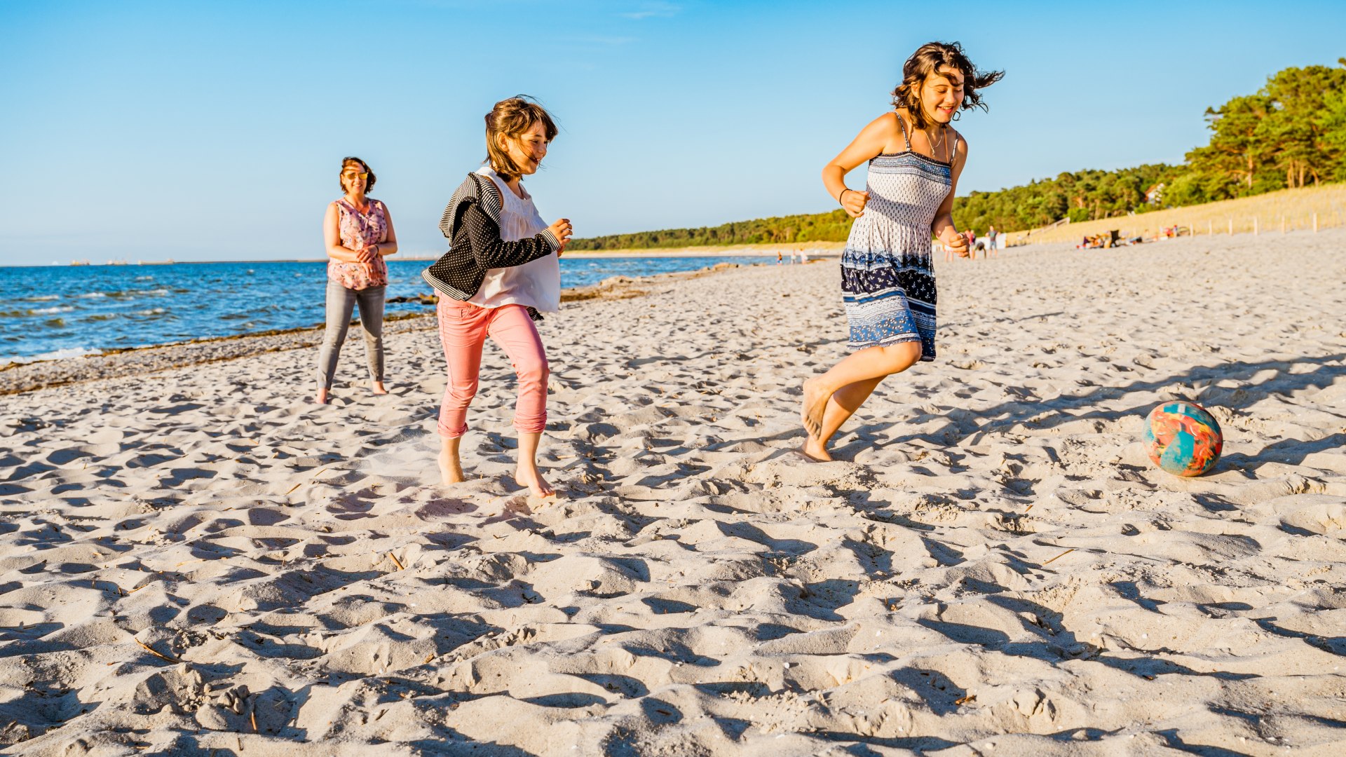 Eine Runde Strandfußball geht immer. Schließlich sind Ferien!, © TMV/Tiemann