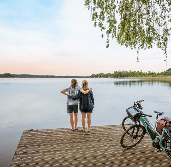 Mit dem Fahrrad auf dem Fernradweg Berlin-Kopenhagen am Krakower See