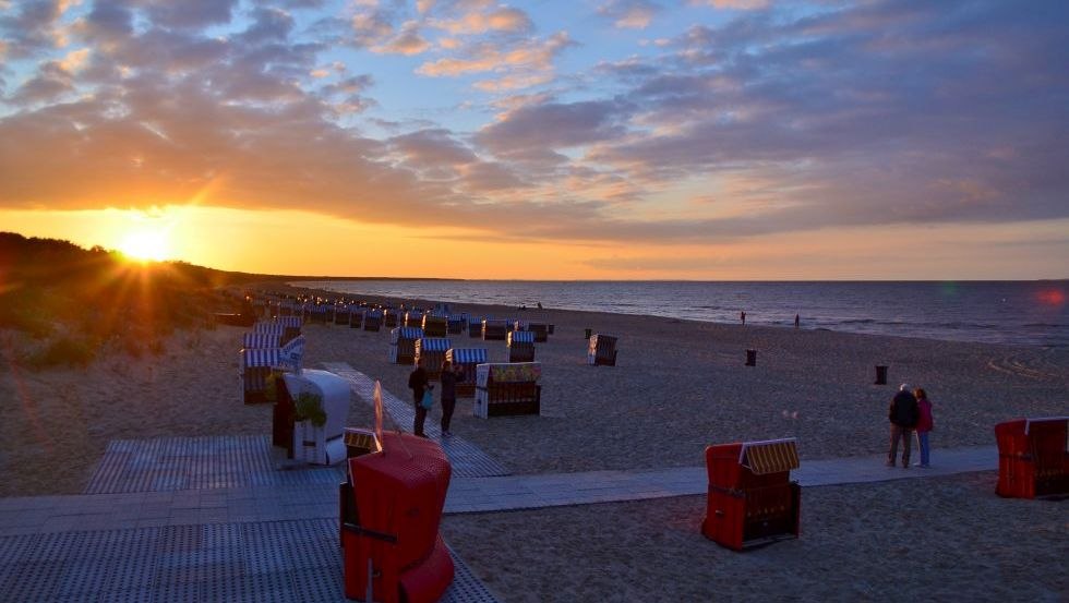 Romantischer Sonnenuntergang am barrierefreien Strandzugang im Ostseebad Trassenheide, © Eigenbetrieb Kurverwaltung Ostseebad Trassenheide