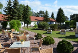 Idyllischer Innenhof mit Sonnenterrasse, © Hotel & Restaurant Pommerscher Hof