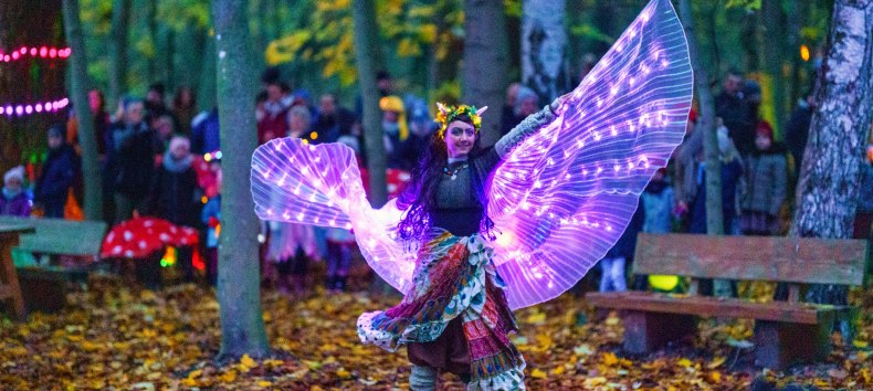 Fee beim Lichterfest im BÄRENWALD Müritz, © BÄRENWALD Müritz