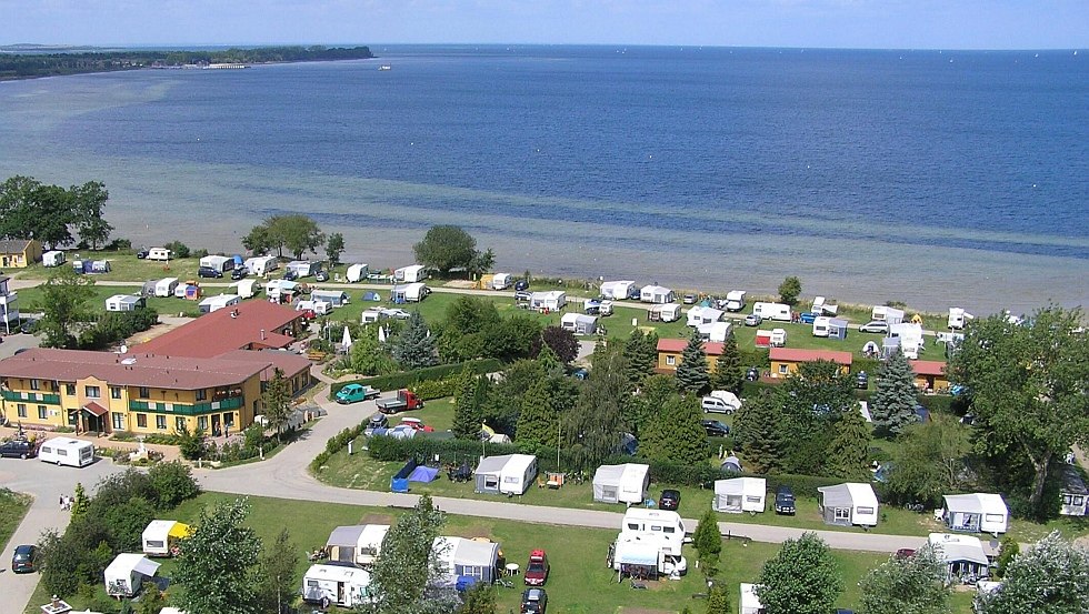 Campingplatz von oben mit Blick über die Rezeption, © Ostseecamping Ferienpark Zierow KG