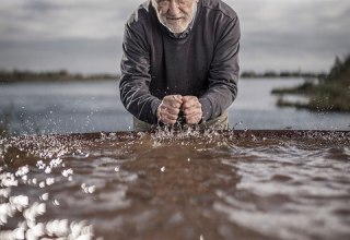 Eingriffe in natürliche Zustände, wie beispielsweise das Zurückschneiden der Auenwälder an der Elbe, damit bei Extremhochwasser das Wasser schneller abfließt, sind höchst fragwürdig. Nachhaltiger Hochwasserschutz geht anders.
Dr. Erich Bäuerle, 76. Diplom Ozeanograph und Ausstellungsgestalter,Neu Darchau, Niedersachsen., © Gerhard Westrich