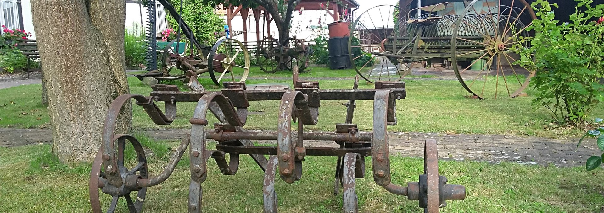 Heimatmuseum Sternberg - Landwirtschaftliches Gerät im Garten, © Tourismusverband Mecklenburg-Schwerin