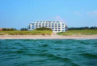 Direkt am Strand der Ostsee, auf der Düne gelegen mit dem besten Blick auf die ruhige Künstenlandschaft und die endlos weite See, © Strandhotel Dünenmeer