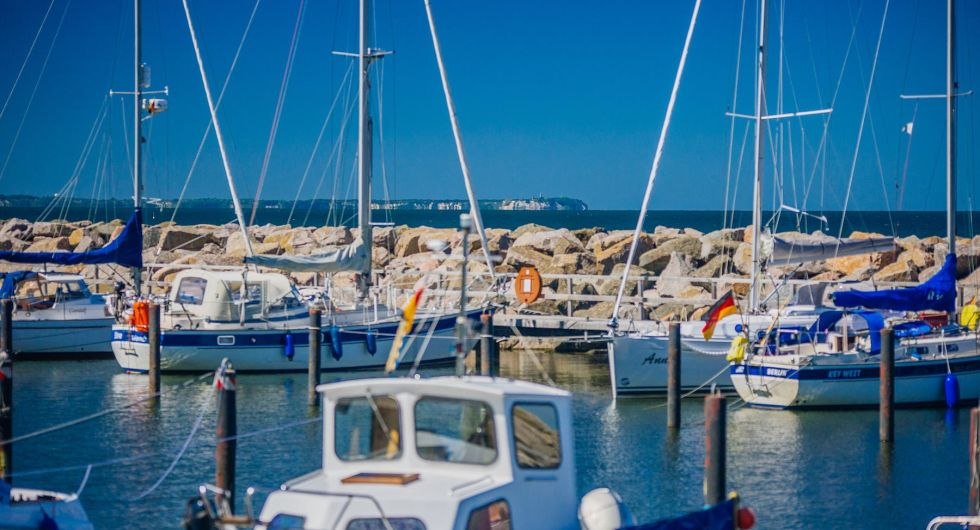 Der kleine Hafen in Lohme mit Blick auf Kap Arkona, © TZR/C.Thiele