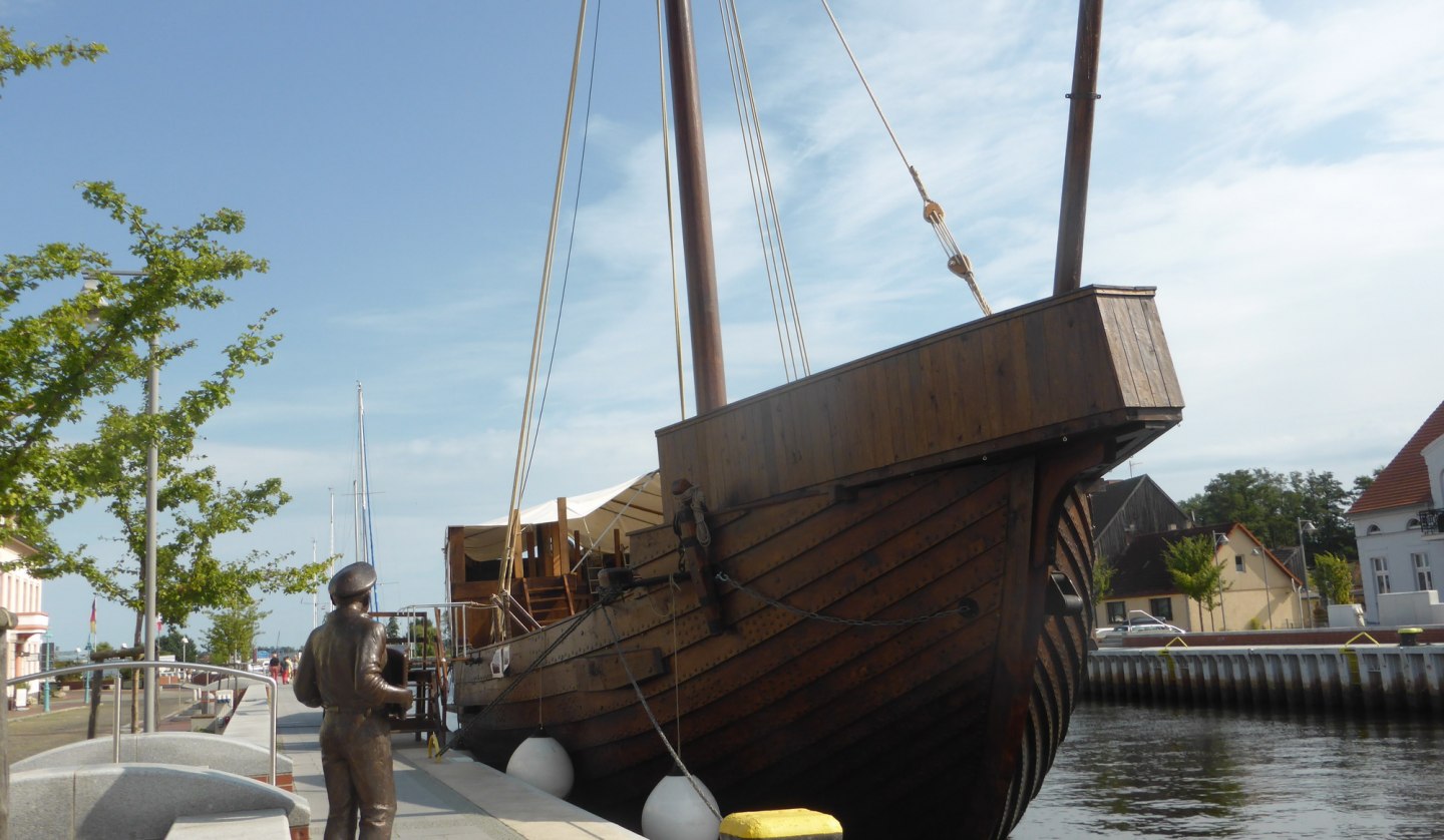 Fiedel Schulz heißt die Kogge im Stadthafen Seebad Ueckermünde willkommen, © Uta Sommer