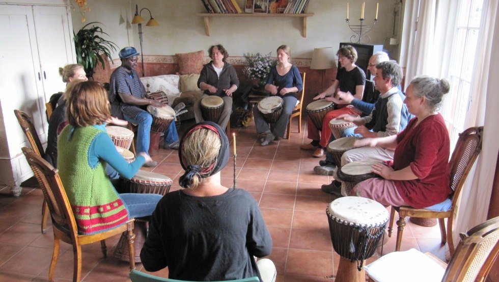 Bei einstündigen Trommelkursen können Sie Afrika live erleben, © Töpferei Blue Mango