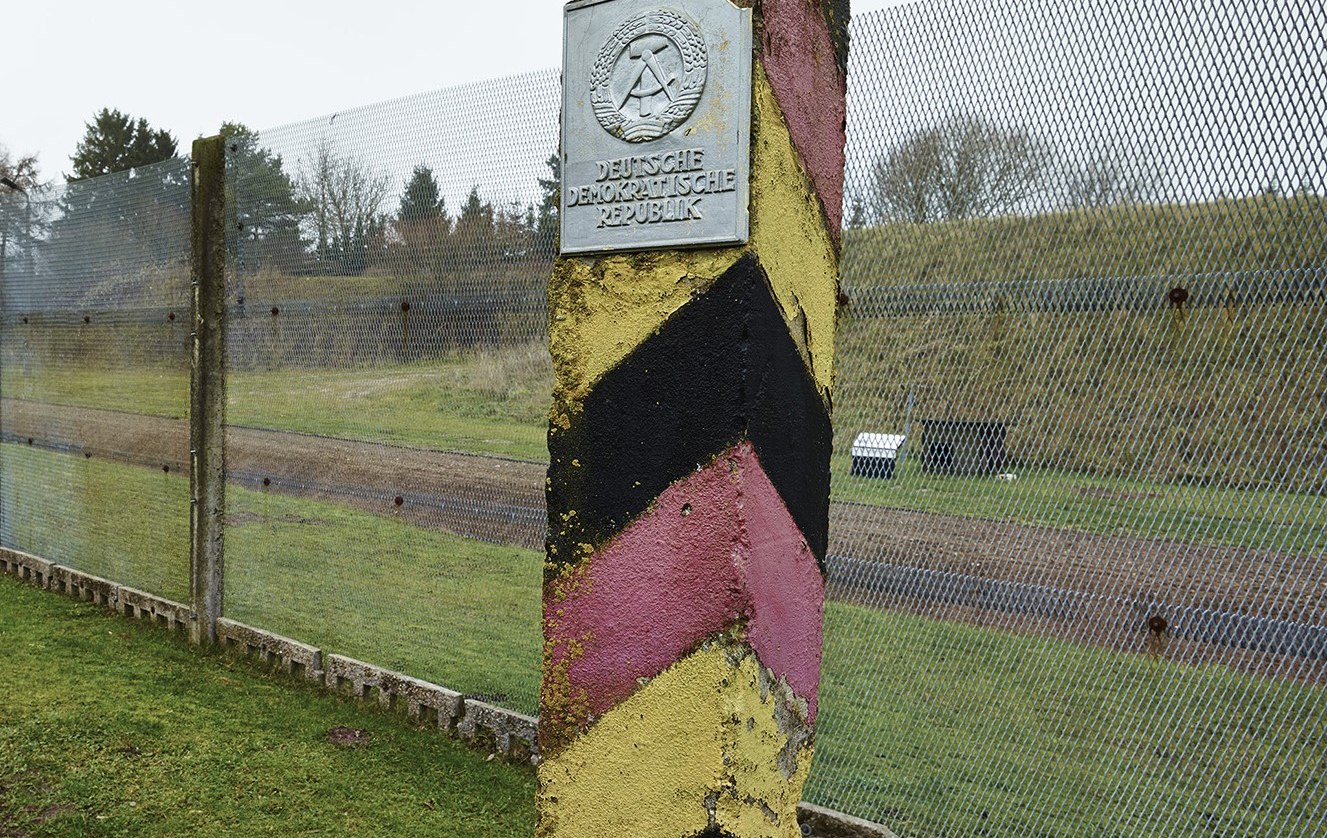 Auf dem Außengelände vom Grenzhus ist ein Grenzabschnitt aus originalen Objekten rekonstruiert., © Grenzhus Schlagsdorf