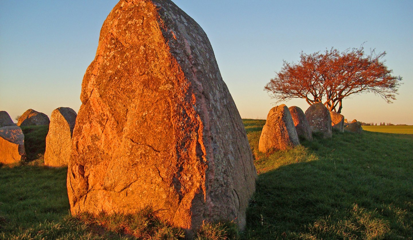 Imposantes Megalithgrab am Meer, © Archäo Tour Rügen