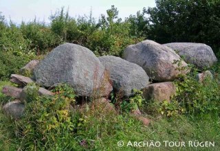 das am nördlichen Rand einer Kiesgrube gelegene Großsteingrab Nipmerow, © Archäo Tour Rügen