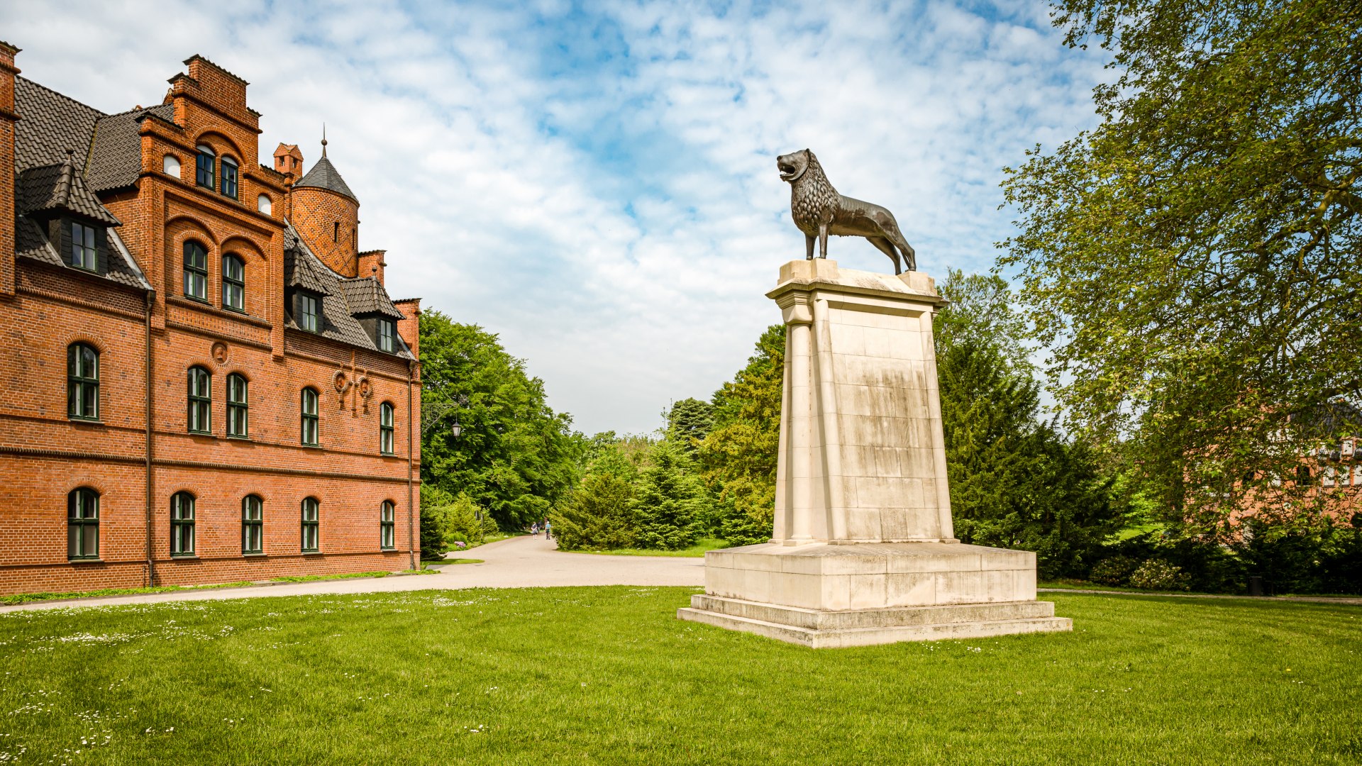 Schloss Wiligrad mit dem Nachbau des Braunschweiger Löwen. , © TMV/Tiemann