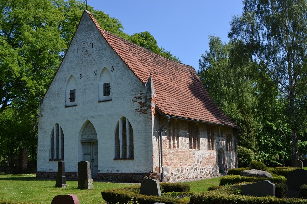 Der Giebel der Kirche aus dem 14. Jahrhundert wurde 1825 erneuert., © Lutz Werner