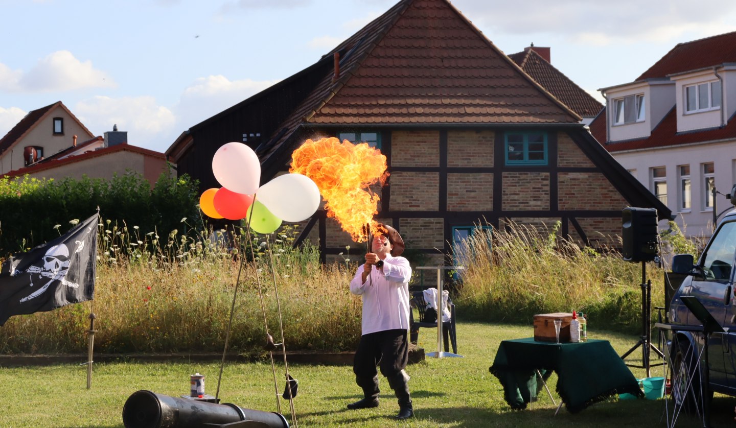 Feuerkünstler Käpt'n Heinrich Tarnewitz in Aktion, © Sabine Stöckmann