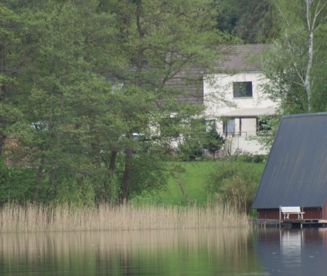 Ferienhaus, Liegewiese und Bootshaus, © G. Johannes