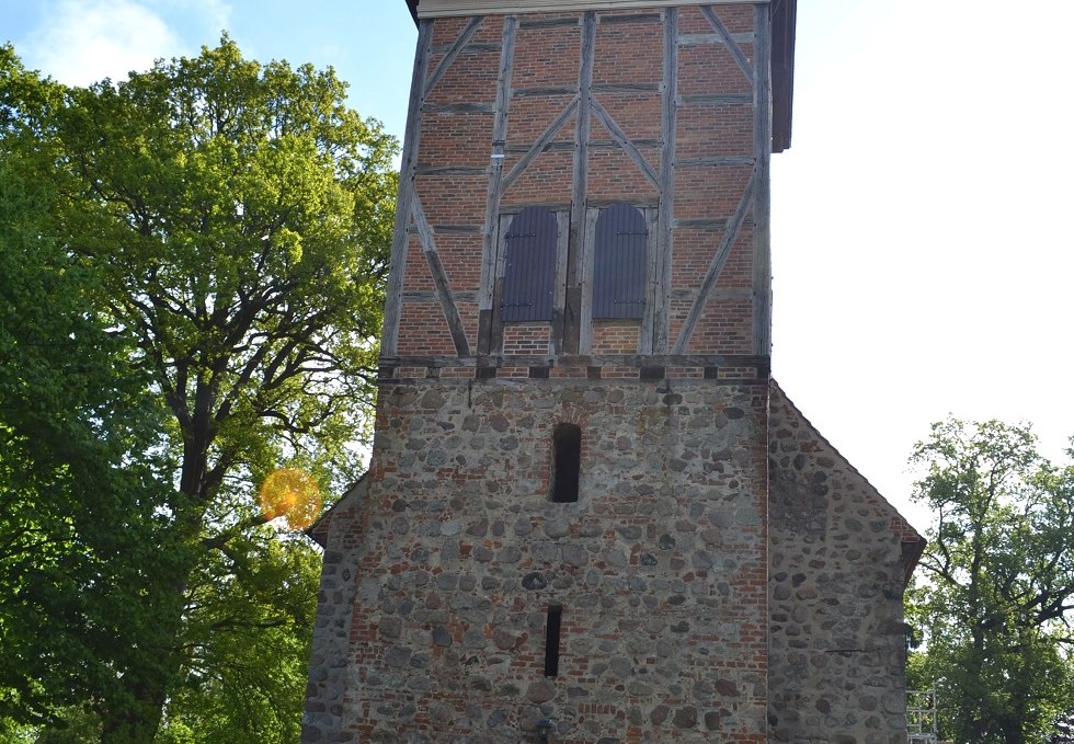 Der Kirchturm - so läuft man auf die Kirche zu., © Lutz Werner