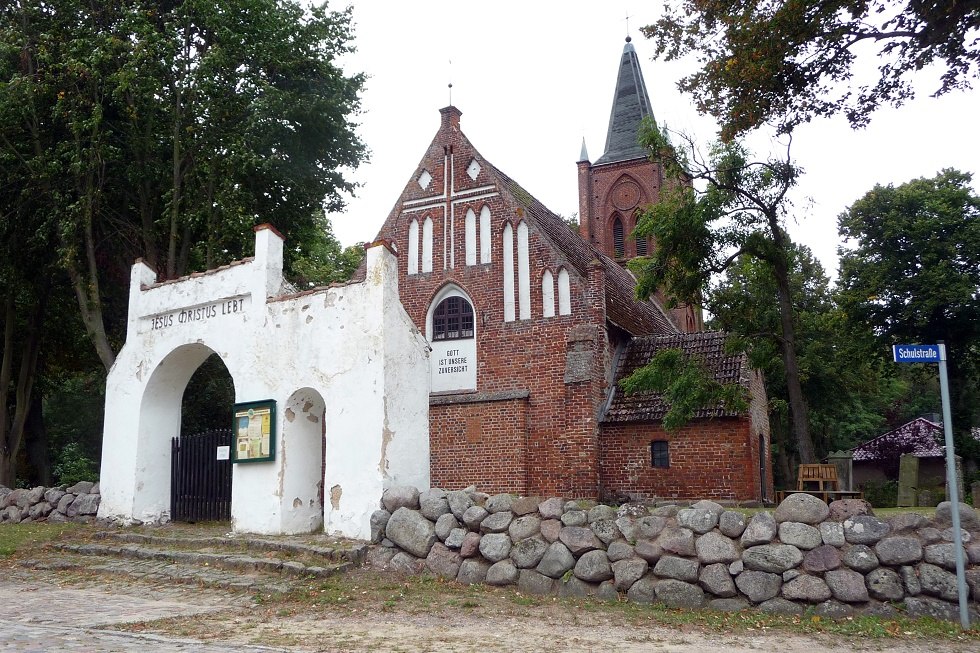 Kirche mit Eingangsportal, © Sabrina Wittkopf-Schade