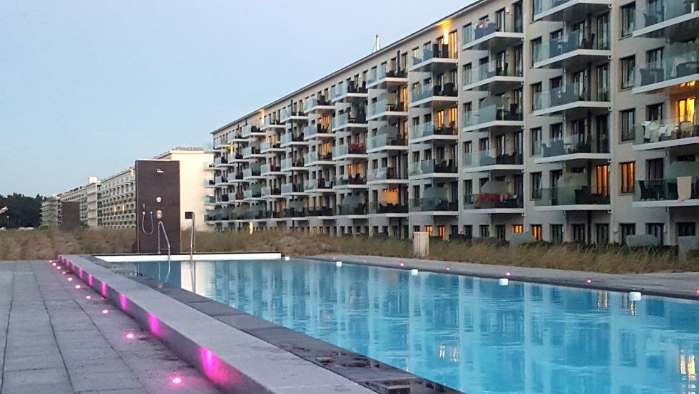 Ein Pool mitten in den Dünen bei Prora Solitaire, © NOVASOL