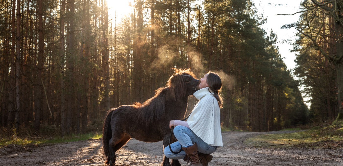 Pony kuscheln, © Anniemal Fotografie