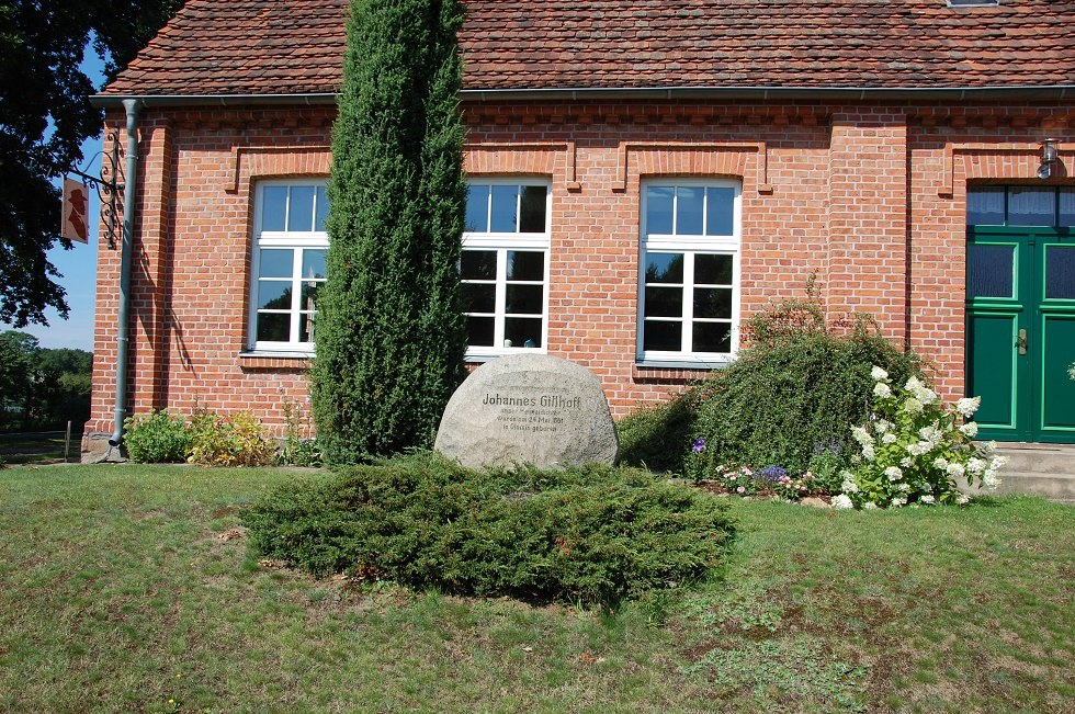 Vor der Schule befindet sich ein Gedenkstein., © Gabriele Skorupski