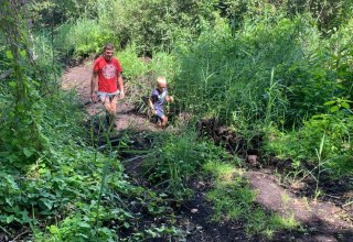 Familie im BarfussPfad von Plau am See, © Kletterpark Plau am See