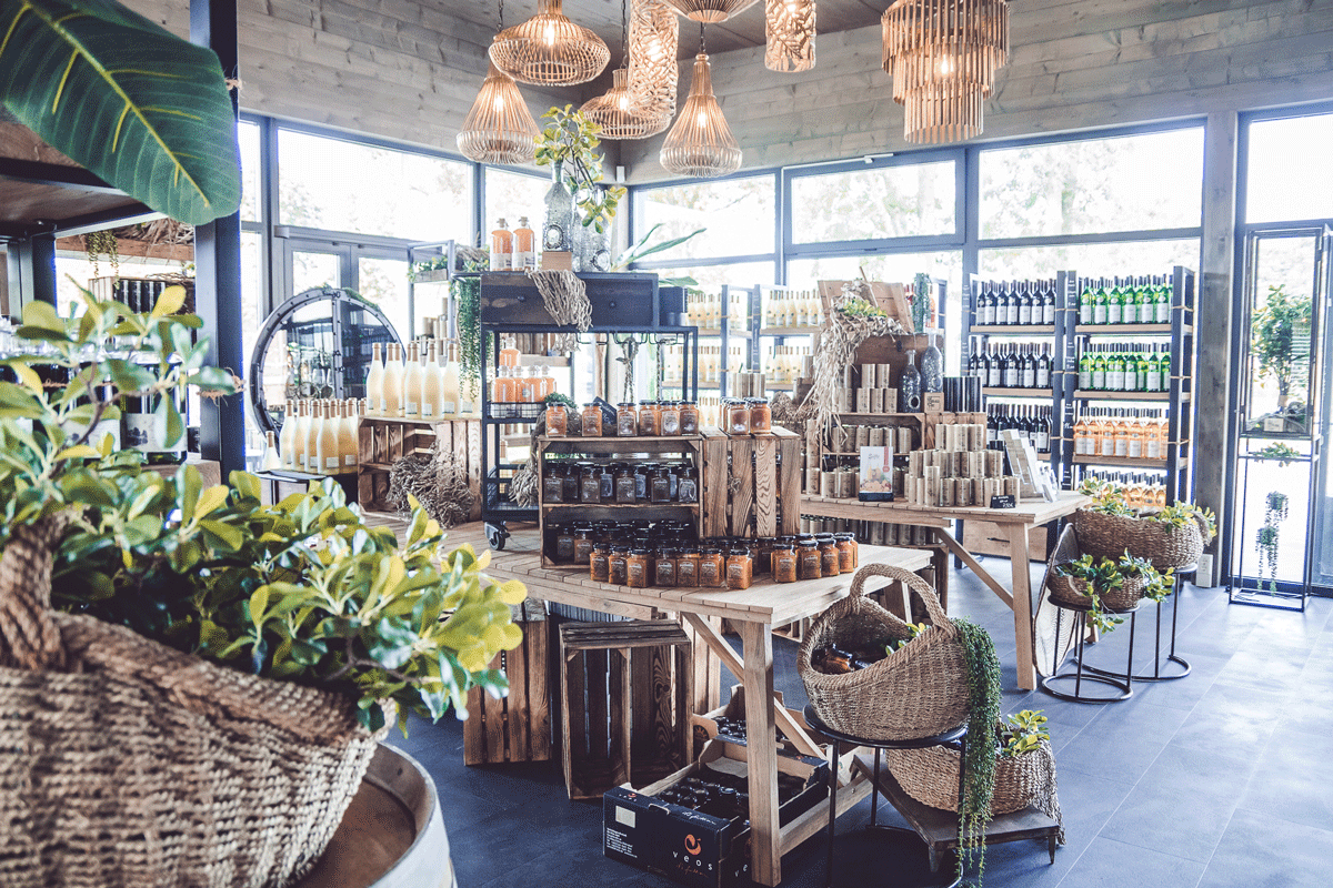 Nicht nur der attraktive Verkaufsraum, sondern auch das angrenzende Bistro & Café laden zum Stöbern und Verweilen ein., © Inselmühle Usedom GmbH