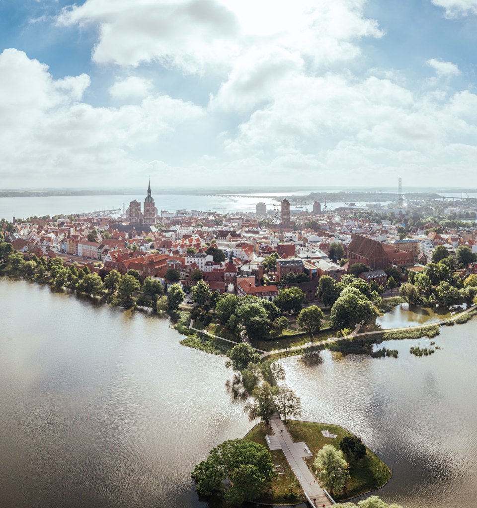 Die Altstadt von Stralsund gehört zum UNESCO-Welterbe. Doch wie fühlt sich das Leben inmitten von so viel Historie an? In der Heilgeiststraße ziemlich gut!, © TMV/Gänsicke