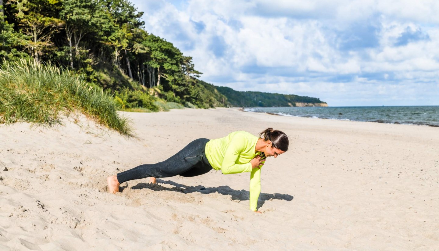 Plank mit Schulter-Tippen eignet sich ideal zur Stärkung der Körpermitte., © TMV/Tiemann