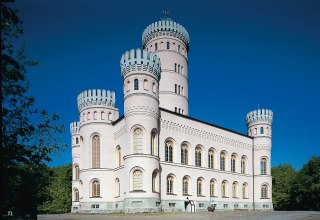 Jagdschloss Granitz bei strahlendem Sonnenschein, © Jagdschloss Granitz, Foto: Thomas Grundner © SSGK M-V