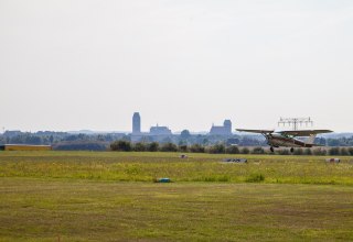 Flugzeug beim Start. Im Hintergrund die Silhouette von Wismar., © Frank Burger