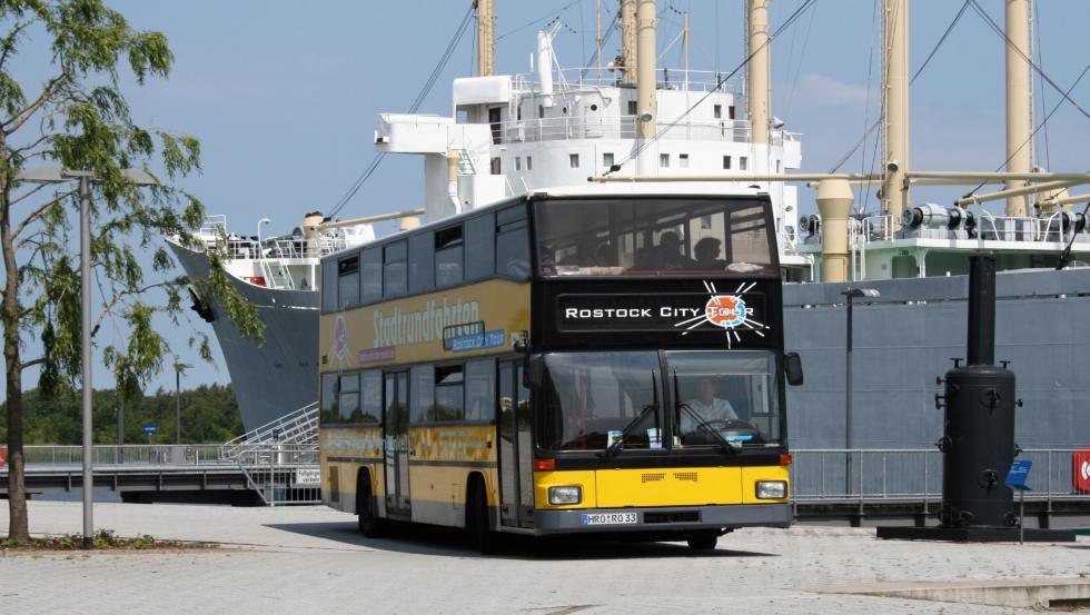 Doppeldeckerbus vor dem Schiffbau- und Schifffahrtsmuseum im IGA Park, © Rostock City Tour