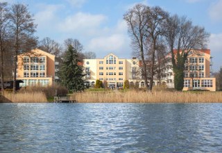 Blick vom See auf die Klinik, © Sonja Trabandt