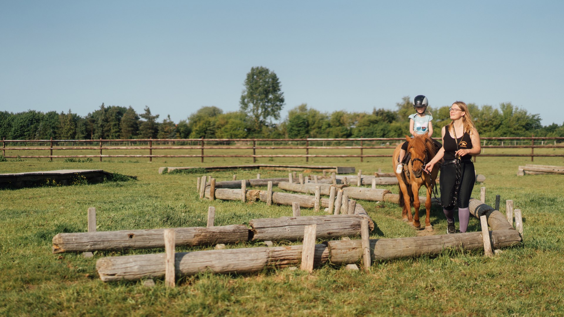 Das Glück liegt für Leevke auf dem Rücken von Pony Blondie. Auf den Erlebnistag bei den Bernsteinreitern hat die Fünfjährige den ganzen Urlaub hingefiebert. , © TMV/Petermann