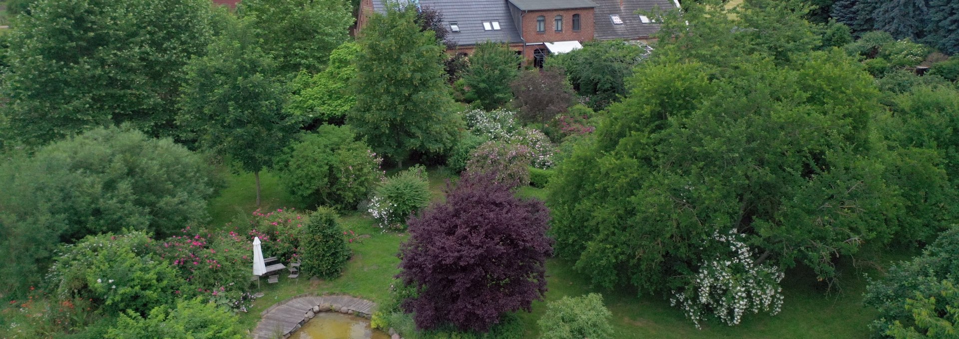 Großer Garten mit Saunahaus, Teich und Ruhe-Oasen im Gutshaus Altbauhof, © Gutshaus Altbauhof