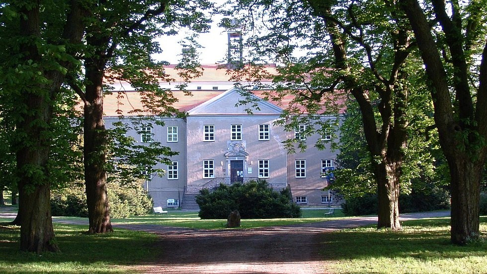 Kastanienallee zum Barockschloss Griebenow mit Portal und Ehrenhof, © Barockschloß zu Griebenow e.V.