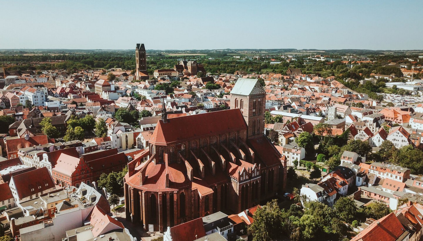 Blick aus der Luft auf die Hansestadt Wismar mit der St.-Nikolai-Kirche., © TMV/Friedrich