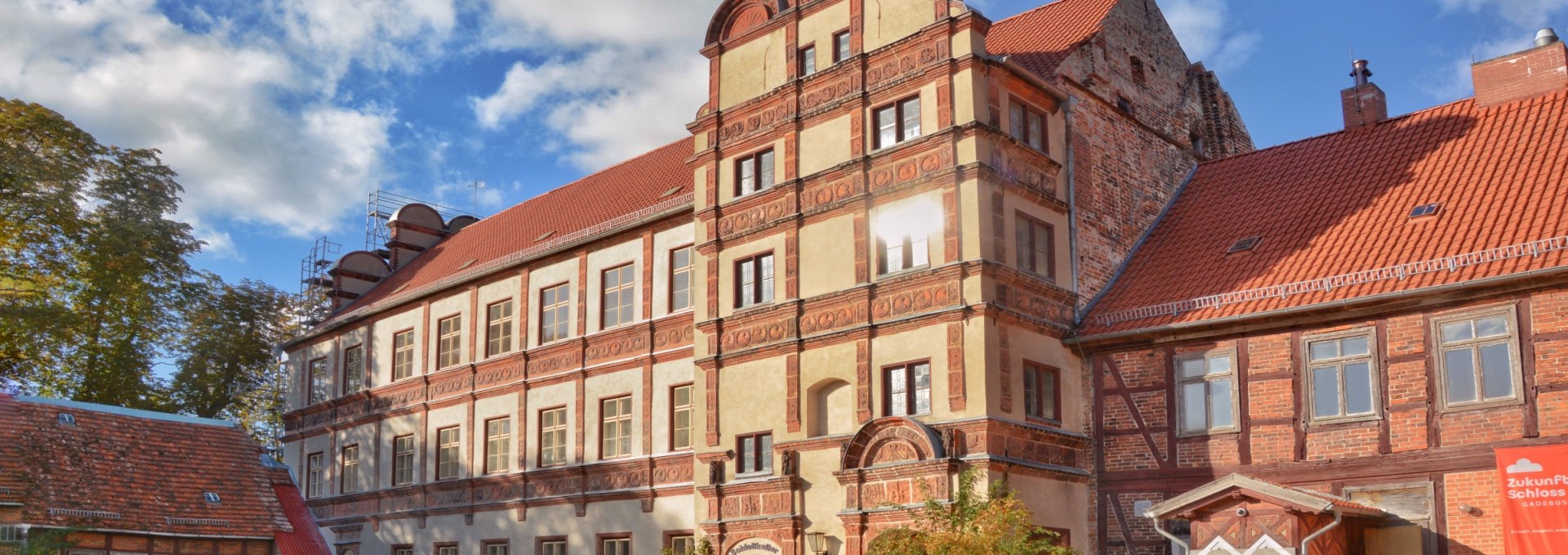 Die Westfassade des Gadebuscher Schlosses nach Restaurierung des Terrakottaschmucks., © Tourismusverband Mecklenburg-Schwerin