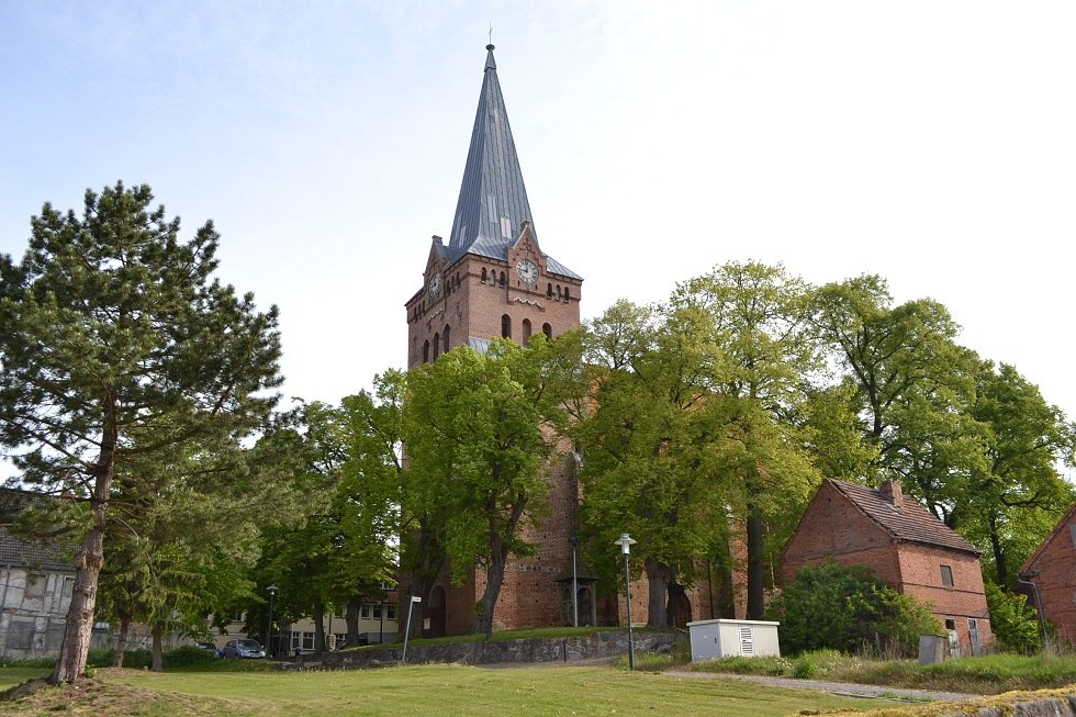 Die Kirche aus der Sicht der alten Stadtgrenze mit alter Schule aus südwestlicher Richtung., © Lutz Werner