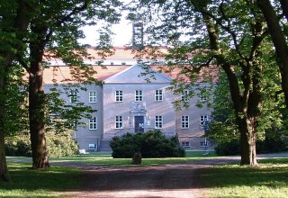 Kastanienallee zum Barockschloss Griebenow mit Portal und Ehrenhof, © Barockschloß zu Griebenow e.V.