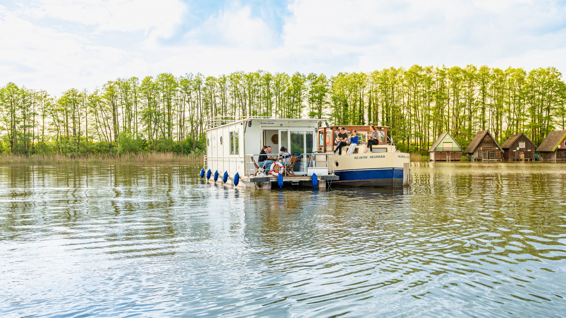 Obwohl jede der beiden Familien ein eigenes Hausboot hat, verbringen sie fast jede Minute ihres Urlaubs miteinander. So auch die Kuchenpausen, für die sie ihre Boote nebeneinanderlegen., © TMV/Tiemann