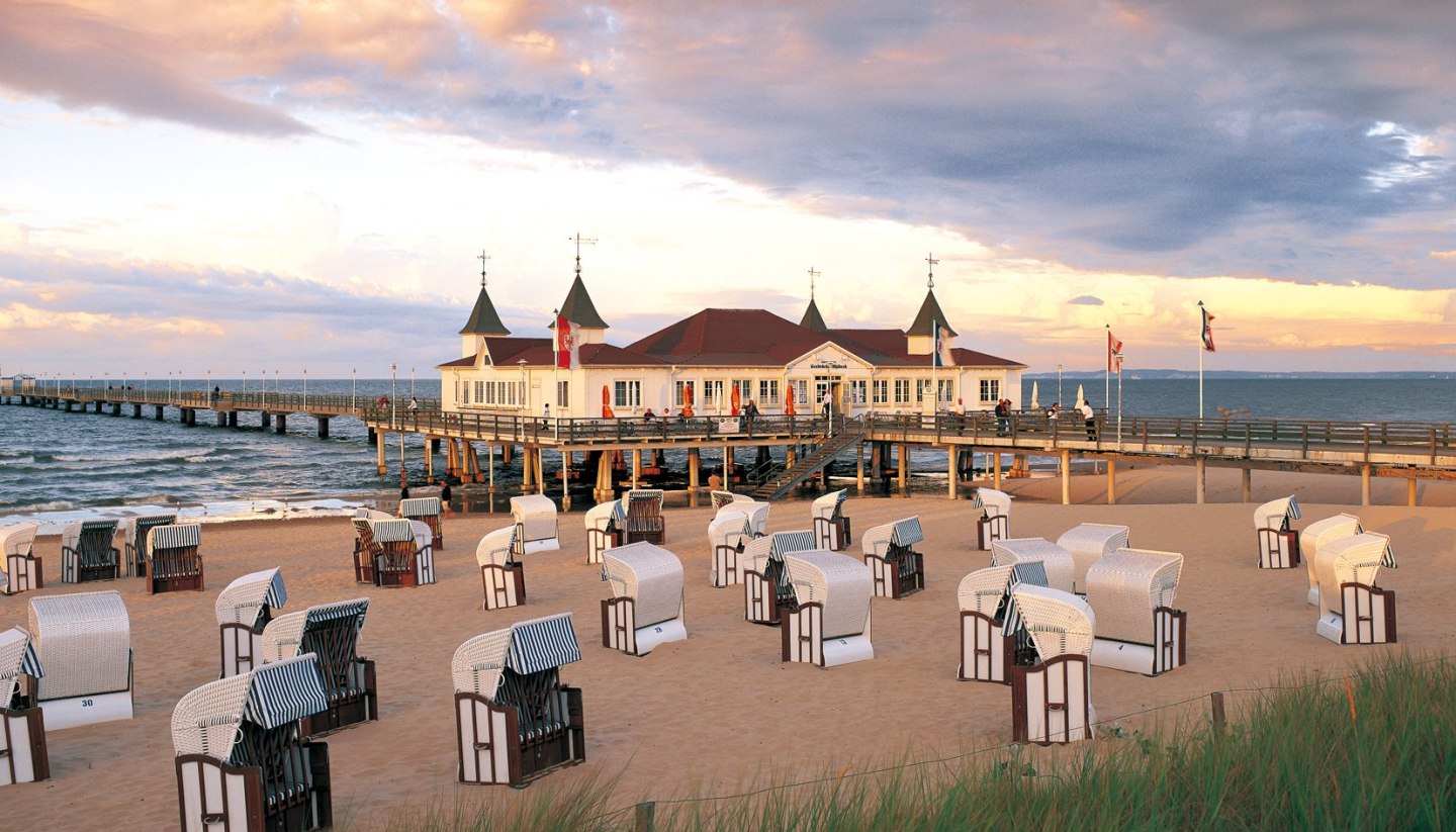 Einmal über den Wellen der tosenden Ostsee &quot;schweben&quot; - das geht auf der Seebrücke im Seeheilbad Ahlbeck, welche zudem die Älteste in Deutschland ist., © TMV/Grundner