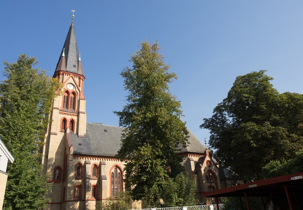 Die Wariner Stiftskirche liegt auf einem Hügel direkt am Marktplatz., © Frank Burger