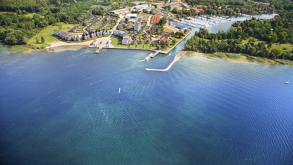 Der Ferienpark Müritz direkt am Strand – ein Urlaubsparadies für Wasser-Enthusiasten., © Ferienpark Mirow GmbH