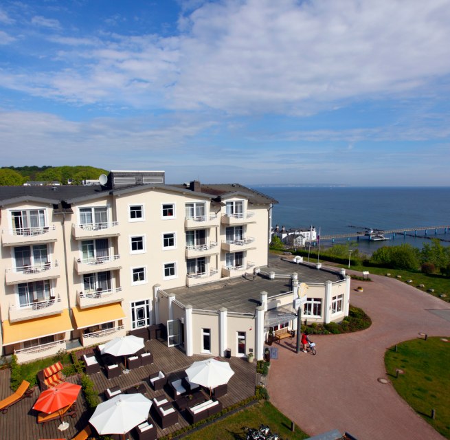 Hotelansicht mit Blick auf´s Meer, © Jochen Tack, Hotel Bernstein