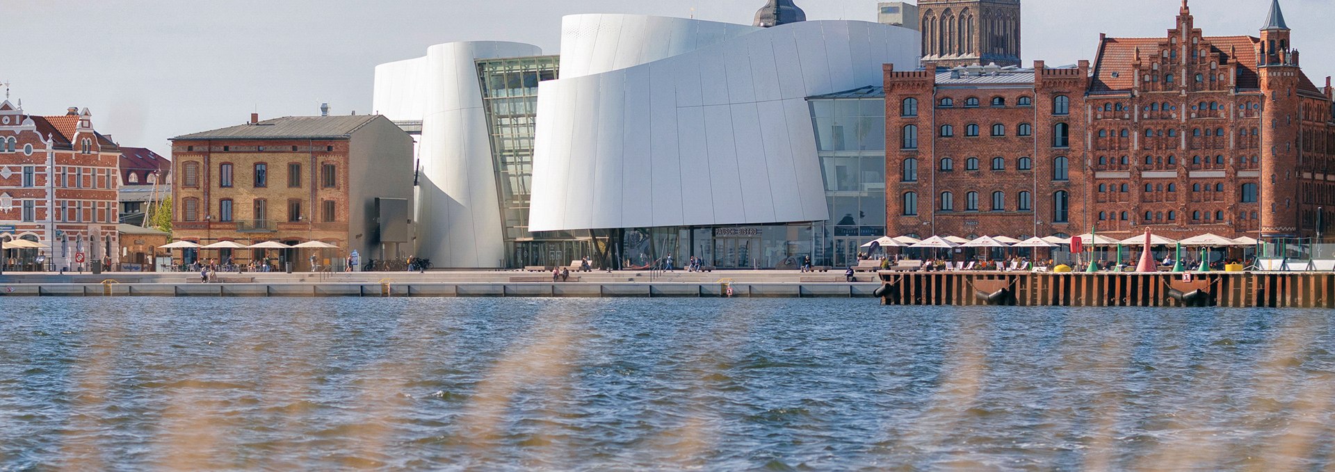 Außenansicht des OZEANEUMs von der Hafenseite aus, © Anke Neumeister/Deutsches Meeresmuseum