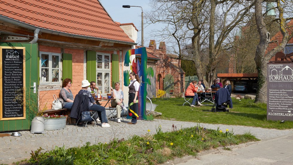 Torhaus im Frühjahr, © TORHAUS Bad Doberaner Klosterladen