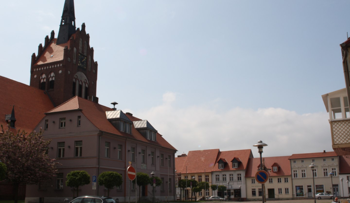 Das Rathaus wurde 1815 errichtet und befindet sich unmittelbar neben der Kirche, © Stadtinformation Usedom